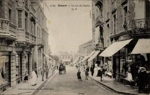 Ak Dinard Ille et Vilaine, La rue du Casino,  , belebte Straße, Gebäude, Menschen