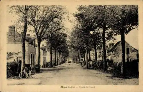 Ak Scoury Ciron Indre, Straße mit Bäumen, Häusern, Fahrrädern, Menschen