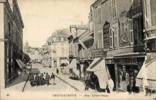 Ak Châteauroux Indre, Auf der Straße Rue Victor-Hugo, Geschäfte, Fußgänger, Stadtansicht