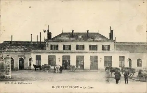 Ak Châteauroux Indre, Bahnhof, Gebäude, alte Wagen, Menschen, eher schwarz-weiß
