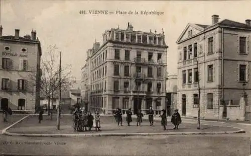 Ak Vienne le Château Marne,  Stadtansicht, Platz de la République, Menschen auf der Straße