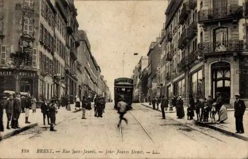 Ak Brest Finistère, Strassenansicht, Tram, Rue Jean-Jaurès, Menschen auf der Straße