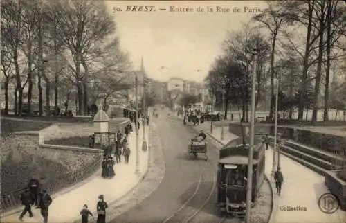 Ak Brest Finistère, Eingang zur Rue de Paris, Menschen, Bäume, Straßenbahn,  Szenerie