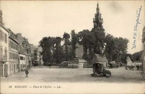 Ak Roscoff Finistère, Platz vor der Kirche,  Gebäude, Reiter und Karren, Baumm, Wolken