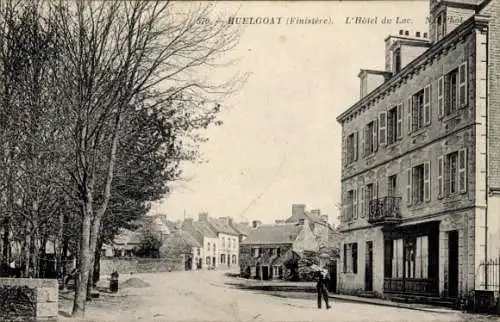 Ak Huelgoat Finistère, Hotel du Loc, Straßenansicht, Bäume,  Architektur