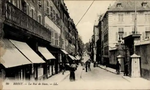 Ak Brest Finistère, Anzeige einer Straßenansicht, La Rue de Siam, Menschen und Geschäfte