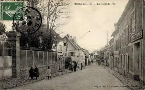 Ak Moisselles Val d’Oise, La Grande rue, französische ,  Bebauung, Menschen