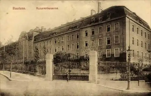 Ak Auritz Bautzen Oberlausitz, Husarenkaserne,  Gebäude, eindrucksvolle Architektur