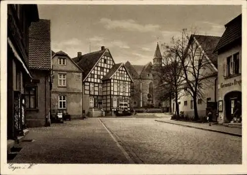 Ak Enger in Westfalen, Altstadt mit Fachwerkhäusern, Kirche im Hintergrund, ruhige Straße
