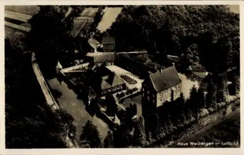 Ak Welbergen Ochtrup im Münsterland, Luftbild von Haus Weibergen, Wasserburg, umgeben von Bäumen 
