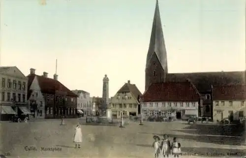 Ak Eutin in Ostholstein, Eutin Marktplatz, Häuser, Kirche, Menschen