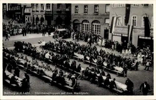 Ak Marburg an der Lahn, Marktplatz, Dämmerschoppen, viele Menschen, Sitze