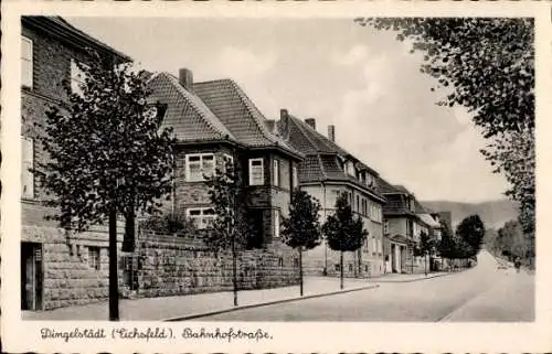 Ak Dingelstädt im Eichsfeld Thüringen, Bahnhofstraße, Gebäude, Bäume, r Stil, schwarz-weiß Bild