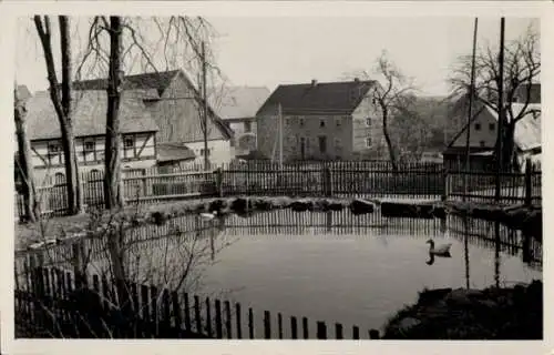Foto Ak Gaußig in der Oberlausitz, Teilansicht, Teich, Fachwerkhäuser