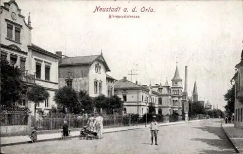 Ak Neustadt an der Orla, Neustadt a. d. Orla, Bismarckstraße,  Gebäude, Menschen