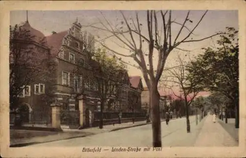 Ak Bitterfeld in Sachsen Anhalt,  Lindenstraße mit Post, s Gebäude, baumreiche Straße