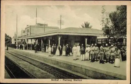 Ak Suez Ägypten, Bahnhof, Wartende Fahrgäste auf dem Bahnsteig