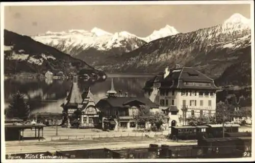 Ak Spiez Kt. Bern Schweiz, Hotel Terminus, Bahnhof, Blick über den See zu den Alpen