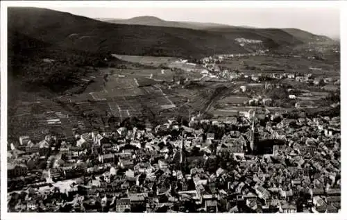 Ak Neustadt an der Weinstraße, Luftaufnahme von Neustadt, Weinberge,  Gebäude, Kirchen