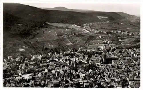 Ak Neustadt an der Weinstraße, Luftaufnahme von Neustadt, Weinberge, Stadtansicht, Berge