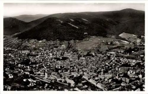 Ak Neustadt an der Weinstraße, Luftaufnahme einer Stadt, Berge im Hintergrund, Häuseransicht, sch