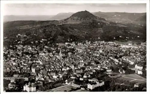 Ak Reutlingen in Württemberg, Luftaufnahme von  Achalm im Hintergrund, Schwarz-Weiß Foto