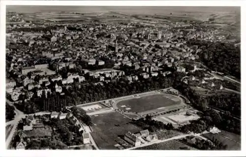 Ak Landau in der Pfalz, Luftaufnahme der Stadt, Sportplatz, umliegende Landschaft