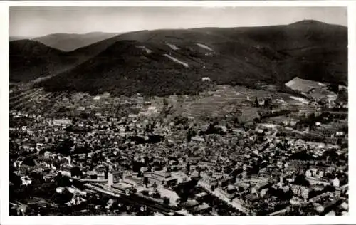 Ak Neustadt an der Weinstraße, Luftaufnahme der Stadt, umgeben von Hügeln, sanfte Landschaft,  Ge
