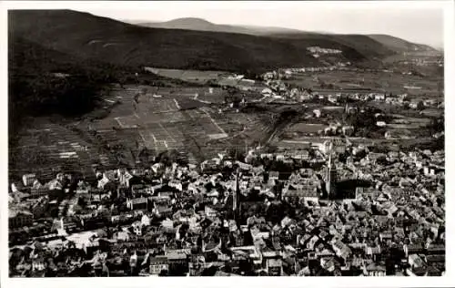 Ak Neustadt an der Weinstraße, Luftaufnahme von Neustadt, Weinberge, Berglandschaft,  Stadtarchit