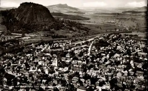 Ak Singen Hohentwiel Baden Württemberg, Luftaufnahme von  Hohentwiel und Landschaft, Schwarz-Weiß