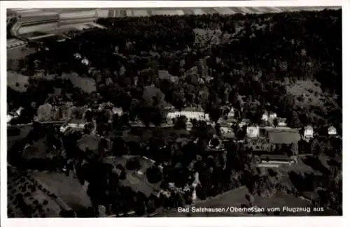 Ak Bad Salzhausen Nidda in Hessen, Luftaufnahme von  Waldlandschaft, Gebäude, Flugzeugperspektive