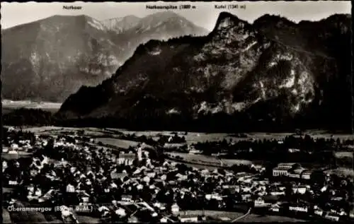 Ak Oberammergau in Oberbayern, Berglandschaft mit Norkoar, Notkoorspitze und Kofel, Stadtansicht