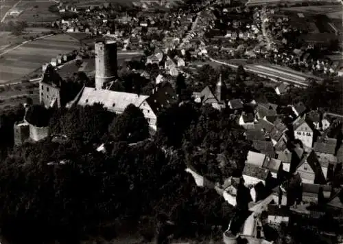Ak Gießen an der Lahn Hessen, Luftaufnahme von Burg Gleiberg, umgeben von Wohngebieten, ländliche