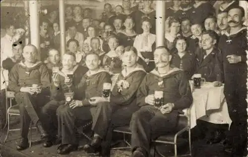 Foto Ak Nordseebad Wangerooge in Ostfriesland, Deutsche Seeleute in Uniform
