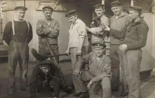 Foto Ak Nordseebad Wangerooge in Ostfriesland, Deutsche Marinesoldaten, Hund
