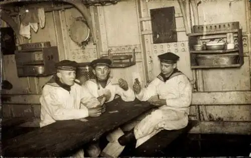 Foto Ak Deutsche Marinesoldaten spielen Karten, Soldatenleben, 1917