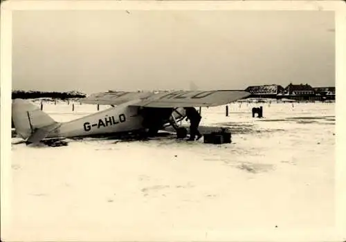 Foto Ak Nordseebad Wangeroog Wangerooge in Ostfriesland, Flugplatz, Flugzeug G-AHLO