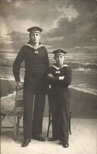 Foto Ak Nordseebad Wangerooge in Ostfriesland, Zwei Marinesoldaten in Uniformen