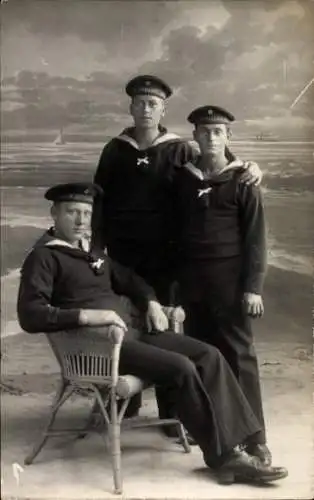 Foto Ak Nordseebad Wangerooge in Ostfriesland, Marinesoldaten in Uniformen