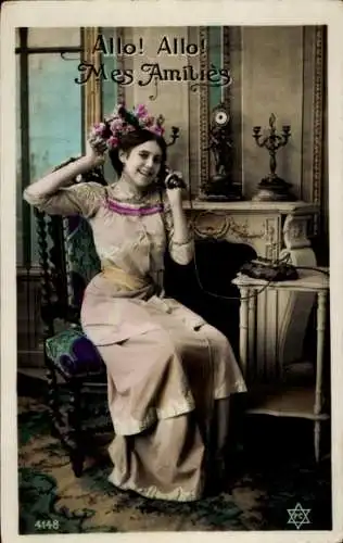 Ak Laval Mayenne, Eine junge Frau telefoniert. Im Hintergrund ist ein Kamin und eine Uhr zu se...