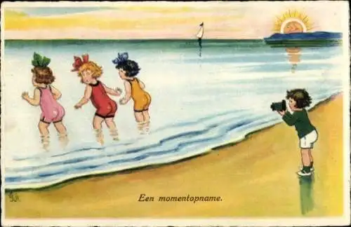 Künstler Ak Junge fotografiert drei Mädchen im Wasser
