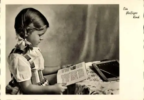 Ak Fleißiges Kind, Mädchen beim Lesen, Porträt