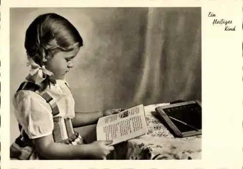 Ak Fleißiges Kind, Mädchen beim Lesen, Porträt