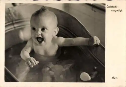 Ak Baby badet in der Badewanne, Porträt