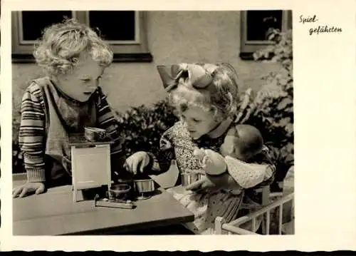Ak Kinder am Tisch, Spiel, Puppe, Spielgefährten