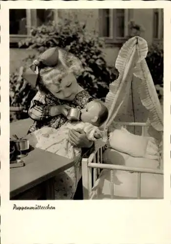 Ak Mädchen mit Puppe, Puppenmütterchen