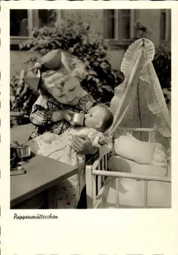 Ak Mädchen mit Puppe, Puppenmütterchen
