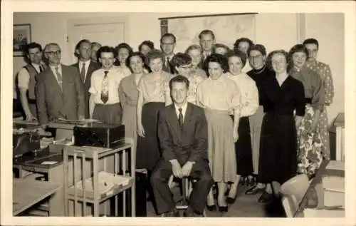 Foto Ak Gruppenbild, Frauen, Männer, Lloyd Motoren-Ersatzteildienst