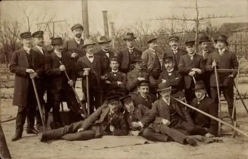 Foto Ak Männer-Gruppenfoto, Spaten, Arbeit