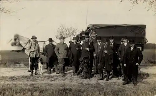 Foto Ak Männer-Gruppenfoto, Jäger, Gewehr, Fuhrwerk, Pferde